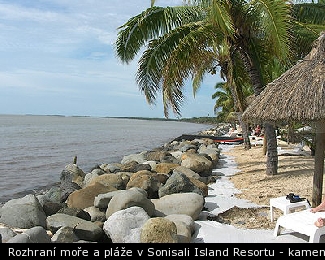 Rozhraní moře a pláže v Sonisali Island Resortu - kameny a špinavé moře